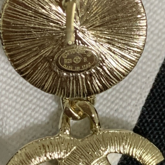 ❌❌SOLD❌❌21B CC dangling earrings with pearl and crystals - Picture 8 of 8